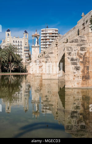 Kleiner See unter Puente del Mar Brücke im Turia Gärten (Jardines del Turia), eine 9 km ehemaligen Flussbett laufen durch die Stadt, Valencia, Spanien Stockfoto