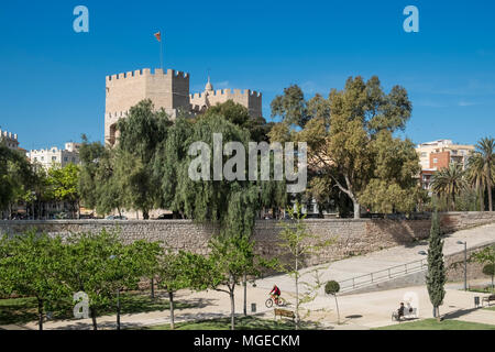 Torres de Serranos (Brandenburg Gate oder Tower), früher ein Teil der alten Stadtmauer, gesehen von der Turia-gärten, Valencia, Spanien. Stockfoto