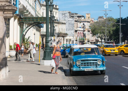 Havanna, Kuba - Januar 16, 2017: Street Scene mit alten amerikanischen Auto in der Innenstadt von Havanna, Kuba Stockfoto