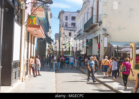 Havanna, Kuba - Januar 16, 2017: Touristen wandern, auf Obispo Straße, in einer täglichen Szene in der Altstadt von Havanna, an einem sonnigen Tag. Havanna, Kuba Stockfoto