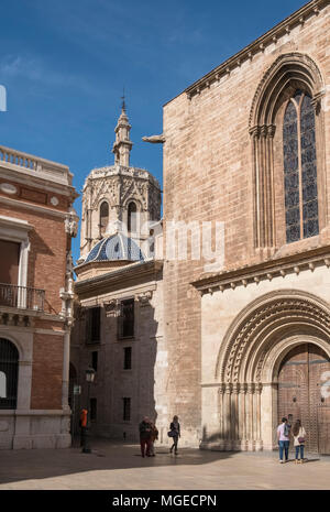 Hintere Partie (rechts) die Kathedrale von Valencia, mit dem Wahrzeichen Glockenturm Miguelete im Hintergrund,Ciutat Vella Bezirk, Valencia, Spanien. Stockfoto