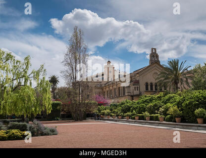 Jardin De Las Hespiredes (Hesperides Garten) Zitrusfrüchte Garten mit Parroquia de San Miguel y San Sebastián im Hintergrund, Valencia, Spanien Stockfoto