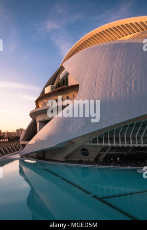 Die moderne Architektur des Palau de les Arts Reina Sofia, Teil der Ciudad de las Artes y las Ciencias in Valencia, Spanien. Stockfoto