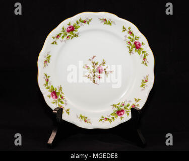 Eine Hand gemalte Rose pattern China Teller Stockfoto