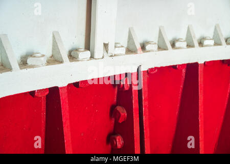 Alte Schraube und Mutter mit weißer und roter Farbe, Leuchtturm, Poti gemalt. Stockfoto