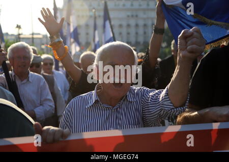 Athen, Griechenland. 27 Apr, 2018. stinkt in Athen zeigen rembering der Jahrestag der Sart der Besetzung von Athen, die von den Nazis im Zweiten Weltkrieg und anspruchsvolle aus Deutschland möglich Wiedergutmachungen, über die Schäden, die durch die nationalsozialistische Kriegsmaschinerie in Griechenland zu zahlen. Es sollte darauf hingewiesen werden, dass der deutsche Staat besteht die Frage der Entschädigung wurde bereits in 1990 setled. Credit: George Panagakis/Pacific Press/Alamy leben Nachrichten Stockfoto