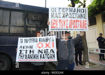 Athen, Griechenland. 27 Apr, 2018. stinkt in Athen zeigen rembering der Jahrestag der Sart der Besetzung von Athen, die von den Nazis im Zweiten Weltkrieg und anspruchsvolle aus Deutschland möglich Wiedergutmachungen, über die Schäden, die durch die nationalsozialistische Kriegsmaschinerie in Griechenland zu zahlen. Es sollte darauf hingewiesen werden, dass der deutsche Staat besteht die Frage der Entschädigung wurde bereits in 1990 setled. Credit: George Panagakis/Pacific Press/Alamy leben Nachrichten Stockfoto