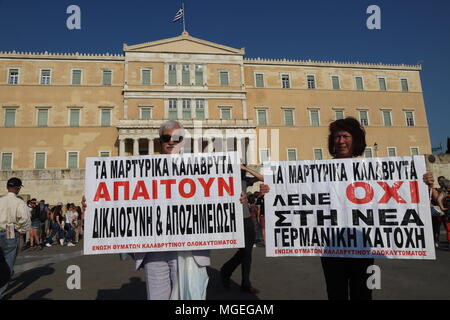 Athen, Griechenland. 27 Apr, 2018. stinkt in Athen zeigen rembering der Jahrestag der Sart der Besetzung von Athen, die von den Nazis im Zweiten Weltkrieg und anspruchsvolle aus Deutschland möglich Wiedergutmachungen, über die Schäden, die durch die nationalsozialistische Kriegsmaschinerie in Griechenland zu zahlen. Es sollte darauf hingewiesen werden, dass der deutsche Staat besteht die Frage der Entschädigung wurde bereits in 1990 setled. Credit: George Panagakis/Pacific Press/Alamy leben Nachrichten Stockfoto