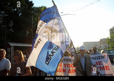 Athen, Griechenland. 27 Apr, 2018. stinkt in Athen zeigen rembering der Jahrestag der Sart der Besetzung von Athen, die von den Nazis im Zweiten Weltkrieg und anspruchsvolle aus Deutschland möglich Wiedergutmachungen, über die Schäden, die durch die nationalsozialistische Kriegsmaschinerie in Griechenland zu zahlen. Es sollte darauf hingewiesen werden, dass der deutsche Staat besteht die Frage der Entschädigung wurde bereits in 1990 setled. Credit: George Panagakis/Pacific Press/Alamy leben Nachrichten Stockfoto