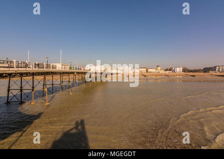 Zurück zu Worthing Seafront vom südlichen Ende von Worthing Pier - West Sussex, Südengland, Großbritannien. Stockfoto