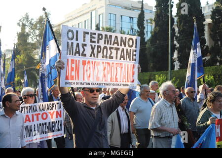 Athen, Griechenland. 27 Apr, 2018. stinkt in Athen zeigen rembering der Jahrestag der Sart der Besetzung von Athen, die von den Nazis im Zweiten Weltkrieg und anspruchsvolle aus Deutschland möglich Wiedergutmachungen, über die Schäden, die durch die nationalsozialistische Kriegsmaschinerie in Griechenland zu zahlen. Es sollte darauf hingewiesen werden, dass der deutsche Staat besteht die Frage der Entschädigung wurde bereits in 1990 setled. Credit: George Panagakis/Pacific Press/Alamy leben Nachrichten Stockfoto