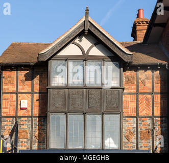 Fassade des historischen 1925 Gebäude heraldische Symbole und Zeichen, 105 High Street, Marlborough, Wiltshire, England, Großbritannien Stockfoto