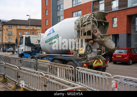 Betonmischer branded Aggregate Industries in der Wohngegend von Glasgow geparkt. Stockfoto