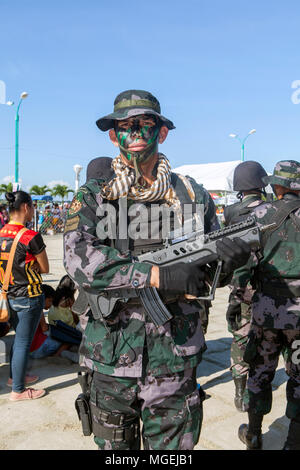 Ein Mitglied der Philippinischen Nationalpolizei speziellen Boot Unit (SBU) wacht in Puerto Princesa, Palawan, Philippinen. Stockfoto