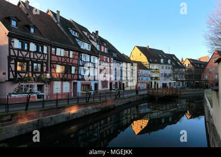 Bunten Häusern und Cafés in La Petite Venise/Little Venice, Fischhändler, Colmar Stadt, Elsässer Wein, Elsass, Frankreich, Europa Stockfoto