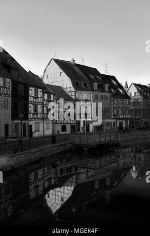 Bunten Häusern und Cafés in La Petite Venise/Little Venice, Fischhändler, Colmar Stadt, Elsässer Wein, Elsass, Frankreich, Europa Stockfoto