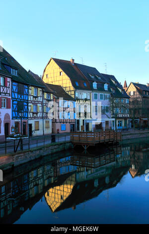 Bunten Häusern und Cafés in La Petite Venise/Little Venice, Fischhändler, Colmar Stadt, Elsässer Wein, Elsass, Frankreich, Europa Stockfoto