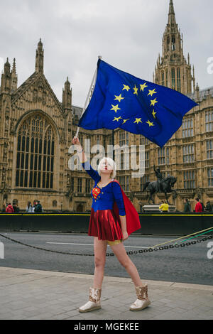 London, Großbritannien. 27.April 2018. Madeleina Kay, auch als EUsupergirl bekannt, winken der Flagge der EU außerhalb von Westminster, zur Unterstützung der Kampagne gegen Brexit Stockfoto