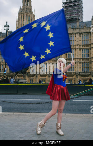 London, Großbritannien. 27.April 2018. Madeleiena Kay, auch als EUsupergirl bekannt, winken der Flagge der EU außerhalb von Westminster, in Unterstützung des Bleiben Kampagne gegen Stockfoto