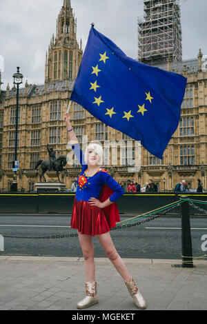 London, Großbritannien. 27.April 2018. Madeleina Kay, auch als EUsupergirl bekannt, winken der Flagge der EU außerhalb von Westminster, zur Unterstützung der Kampagne gegen Brexit Stockfoto