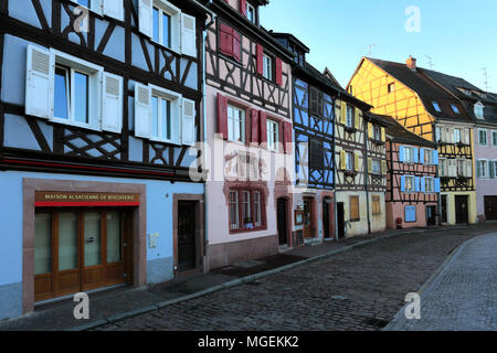 Bunten Häusern und Cafés in La Petite Venise/Little Venice, Fischhändler, Colmar Stadt, Elsässer Wein, Elsass, Frankreich, Europa Stockfoto