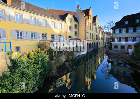 Bunten Häusern und Cafés in La Petite Venise/Little Venice, Fischhändler, Colmar Stadt, Elsässer Wein, Elsass, Frankreich, Europa Stockfoto