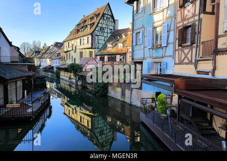 Bunten Häusern und Cafés in La Petite Venise/Little Venice, Fischhändler, Colmar Stadt, Elsässer Wein, Elsass, Frankreich, Europa Stockfoto