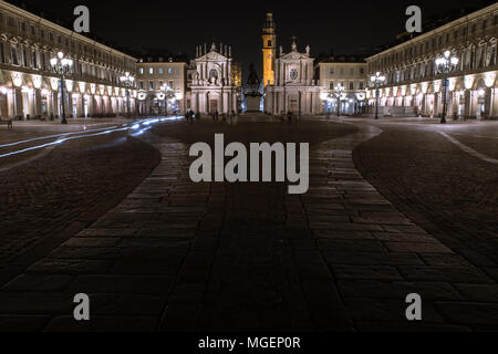 Einer der wichtigsten Plätze von Turin, Piazza San Carlo, fotografiert in der Nacht, während die Scheinwerfer der Fahrräder Whiz vorbei an der historischen Denkmäler Stockfoto