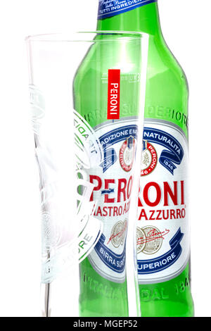 SWINDON, Großbritannien - 28 April, 2018: Peroni Bier Flasche und Glas, Peroni Brauerei (Birra Peroni), ist ein Brewing Company, in Vigevano in der Lombardei gegründet. Stockfoto