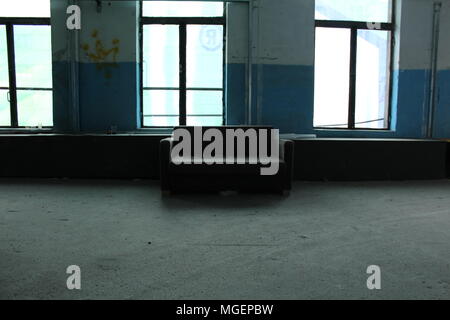 Abgebrochene Sofa in der Ciclop Garage von Bukarest in Rumänien Stockfoto