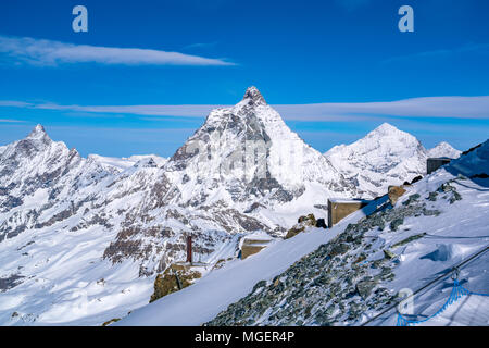 Schweiz Alpen Landschaft mit dem Matterhorn Höhepunkt in den blauen Himmel bei Zermatt Stockfoto