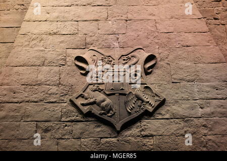 Wappen von Hogwarts auf einer Wand in der Halle des Schlosses von Harry Potter Stockfoto