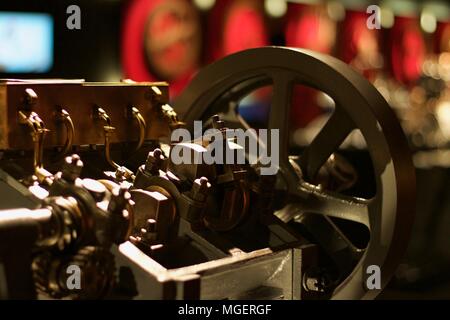 Alten Motor von einem gut erhaltenen Oldtimer mit fokussierten Zylinder und Zahnriemen der Motorsteuerung Stockfoto