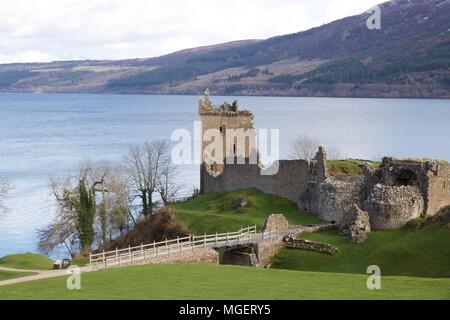 Die Ruinen des Schlosses von Urquhart in Schottland an den Ufern des Sees Lochness, das Schloss in der Mitte der grünen Stand blieb nur mehr einen Turm Stockfoto