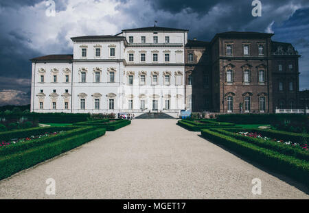 Ein Blick auf den Palast Reggia von Venaria, in der Nähe von Turin, Heimat der italienischen Könige im 19. Jahrhundert und seiner königlichen Gärten Stockfoto