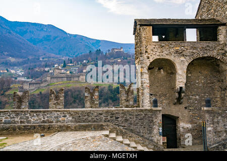 Ansicht des Schlosses Montebello und Sasso Corbaro Burg Castelgrande in Bellinzona Schweiz Stockfoto