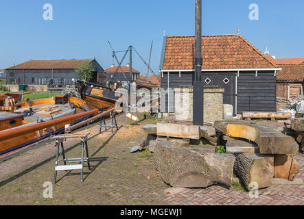 Historische Schiffe in der Nähe der Werft im Hafen Dutch Village Workum verankert Stockfoto