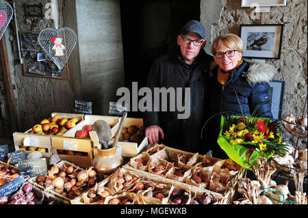 Französische Schalotten zum Verkauf in La Ferme des Beaux Bois, eine lokale Hersteller in der Stadt Cherrueix, Bretagne, Frankreich Stockfoto