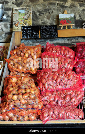 Französische Schalotten zum Verkauf in La Ferme des Beaux Bois, eine lokale Hersteller in der Stadt Cherrueix, Bretagne, Frankreich Stockfoto