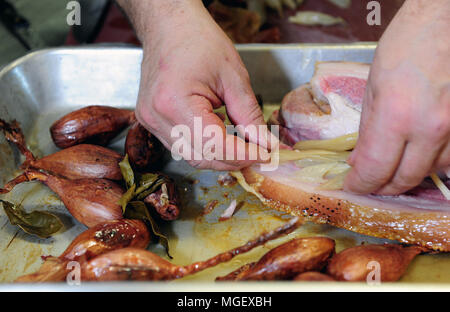 Essen Vorbereitung - karamellisierten Schweinefleisch mit Cherrueix schalotten von La Table du Marais Restaurant hacken, La Fresnais, Frankreich Stockfoto