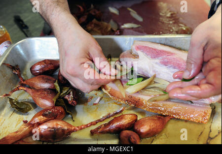 Essen Vorbereitung - karamellisierten Schweinefleisch mit Cherrueix schalotten von La Table du Marais Restaurant hacken, La Fresnais, Frankreich Stockfoto