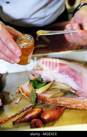 Essen Vorbereitung - karamellisierten Schweinefleisch mit Cherrueix schalotten von La Table du Marais Restaurant hacken, La Fresnais, Frankreich Stockfoto