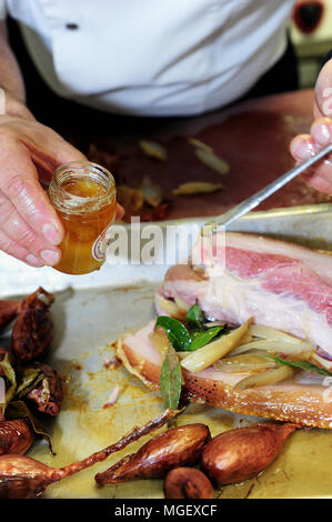 Essen Vorbereitung - karamellisierten Schweinefleisch mit Cherrueix schalotten von La Table du Marais Restaurant hacken, La Fresnais, Frankreich Stockfoto