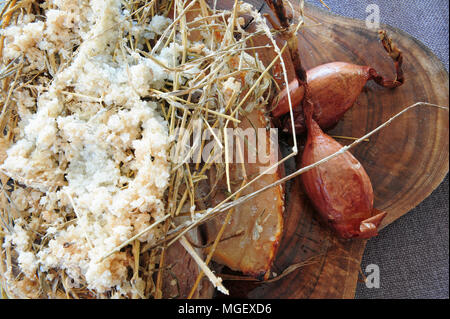 Karamellisierten Schweinefleisch mit Cherrueix schalotten von La Table du Marais Restaurant hacken, La Fresnais, Bretagne, Frankreich Stockfoto