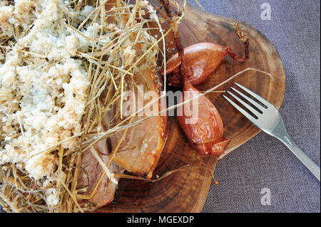 Karamellisierten Schweinefleisch mit Cherrueix schalotten von La Table du Marais Restaurant hacken, La Fresnais, Bretagne, Frankreich Stockfoto