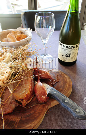 Karamellisierten Schweinefleisch mit Cherrueix schalotten von La Table du Marais Restaurant hacken, La Fresnais, Bretagne, Frankreich Stockfoto