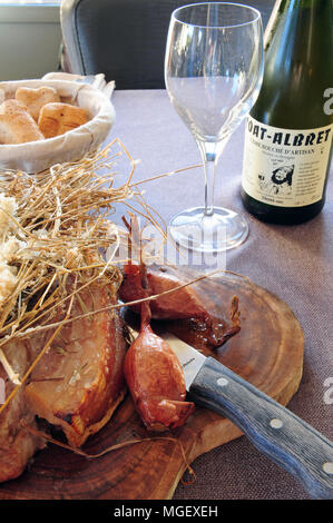 Karamellisierten Schweinefleisch mit Cherrueix schalotten von La Table du Marais Restaurant hacken, La Fresnais, Bretagne, Frankreich Stockfoto