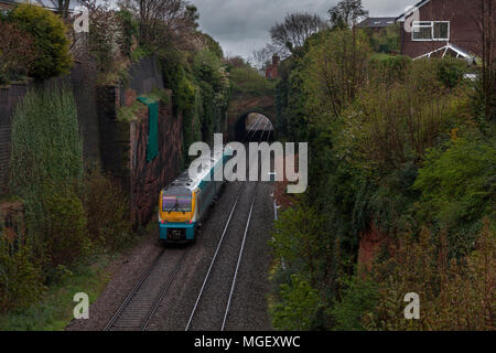 Ein Arriva Trains Wales Class 175 Diesel Zug (175105) in Frodsham, Cheshire auf einem nassen Frühling Stockfoto