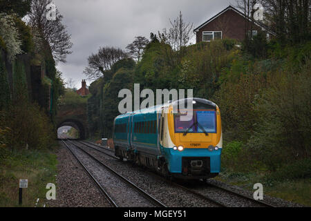 Ein Arriva Trains Wales Class 175 Diesel Zug Ankunft in Frodsham, Cheshire mit einem Manchester Llandudno Zug Stockfoto