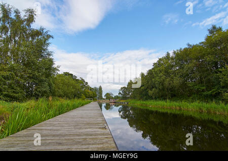 Der Forth-and-Clyde-Kanal, Teil der Scotlands Wasserstraßen Erbe in der Nähe der Falkirk Wheel mit schmalen Boote entlang der Bank, Falkirk, Schottland. Stockfoto